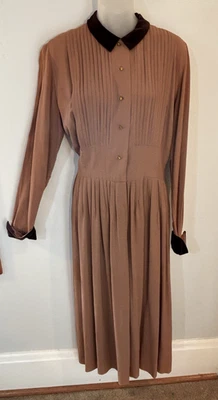 Vestido Jackson Graves de gama alta años 70 marrón coco con cuello y puños de terciopelo marrón profundo Foto 1 de 4