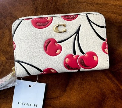 Estuche para tarjetas Coach de cuero con estampado brillante de tiza cereza con cremallera alrededor con bolsillo exterior Foto 1 de 4