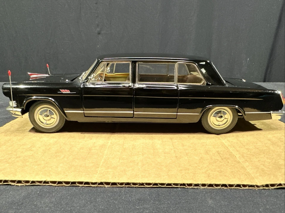1:24 HongQi Red Flag CA770 Limousine Century Dragon Diecast Model Black 1958 - Image 1 of 4
