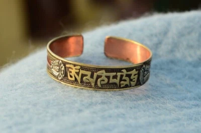Pulseira de latão - Pulseira Om feita à mão - Pulseira de presente - Feita no Nepal - OM Mani Buddha - Imagem 1 de 4