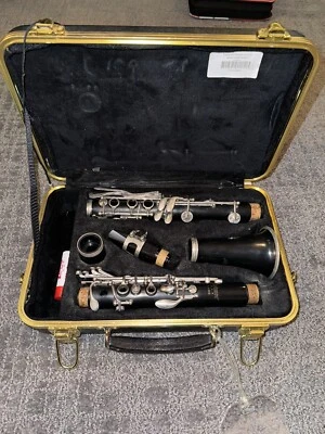 Б/у студенческий кларнет 2017 USA Selmer 1400B с портативным музыкальным стендом - Изображение 1 из 4