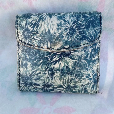 Cartera Patricia Nash doble pliegue cuero verde y blanco tiene defecto donde se usaba cuero Foto 1 de 4