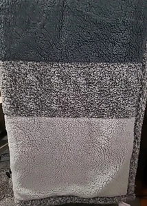 Koolaburra By Ugg Reversible Sherpa Vellón Tiro Patchwork 50"x70" Gris Piedra - Imagen 1 de 7