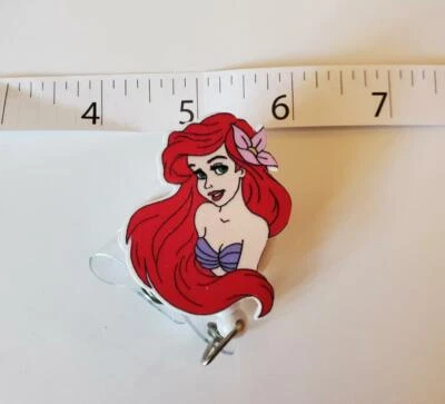 Carrete insignia LITTLE MERMAID ARIEL FACE Disney, maestra, enfermera, insignia de identificación LINDA Foto 1 de 2