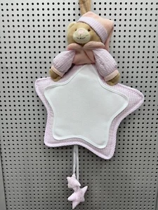 FIOCCO NASCITA COCCARDA FUORI PORTA RICAMARE PUNTO CROCE STELLA TESTA ORSO ROSA - Foto 1 di 1