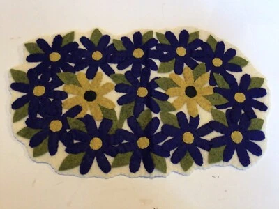 Alfombra de corredor vintage primitiva hecha a mano con apliques de lana de fieltro 10 1/4" X 17" margaritas Foto 1 de 4