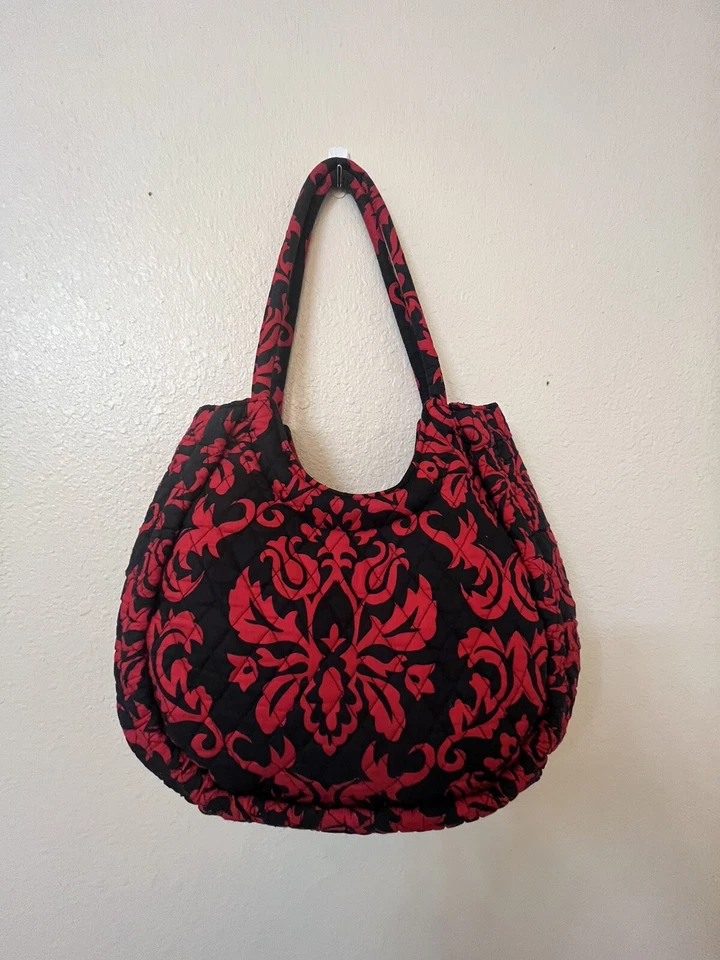 Bolsa de ombro acolchoada Belvah preta e vermelha floral. - Imagem 1 de 4