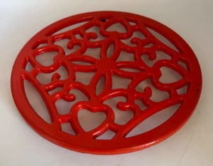 Cast Iron Trivet Enamel Round Footed Metal Hot Plate Hearts Ornate Red 8" - Picture 1 of 5