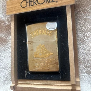 Zippo Feuerzeug 30 CHEROKEE unbenutzt mit Holzetui Schiff Gold - Bild 1 von 6