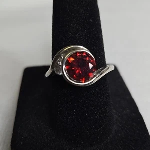 Anillo tono plata con una piedra roja, talla 7 - Imagen 1 de 10