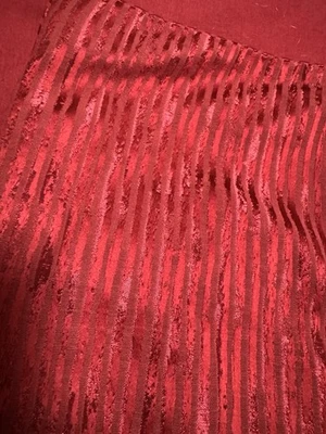 Funda nórdica Macy’s Hotel Collection roja tamaño king con fundas a juego Foto 1 de 4