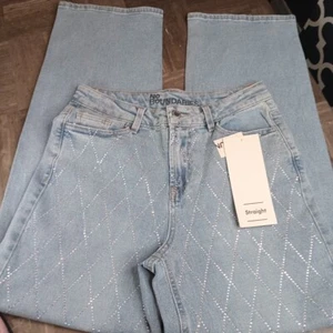 Pantalones de mezclilla para mujer No Boundaries 0 tiro alto ajustados rectos Y2K pedrería - Imagen 1 de 9