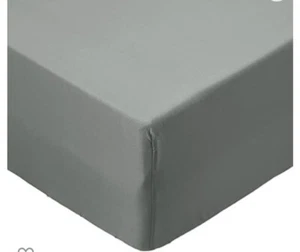 Hoja ajustada de microfibra Amazon Basics, talla única, gris - Imagen 1 de 3