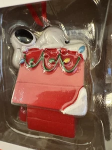 NEU Hallmark Weihnachtsschmuck Peanuts Snoopy auf seiner dekorierten Hundehütte wBX - Bild 1 von 7