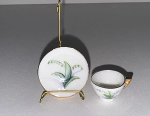 Mini Porzellan Teetasse & Untertasse Ornament grünes Blatt Goldrand Puppenhaus Deko - Bild 1 von 2