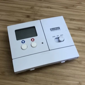 Termostato digital Goodman TSTATG1152-2 5+2 días programable - Imagen 1 de 3