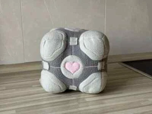 Rare Valve Portal Original Companion Cube Fuzzy Dice - Bild 1 von 6