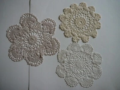 LOTE SURTIDO DE 3 TAPETES VINTAGE DE PUNTO CROCHET Foto 1 de 4