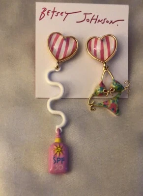 Betsey Johnson солнцезащитный крем и бикини несоответствие капли серьги акриловое сердце новый с Ярлыками - Изображение 1 из 4