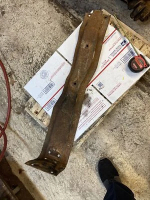 1983-87 2WD 吉姆西雪佛兰卡车 C-10 C-20 C-30 变速器交叉成员 — 第 1/4 张图片