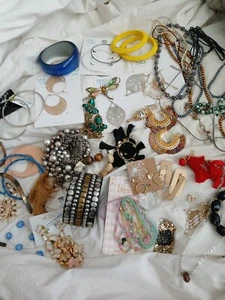 LOT OF WOMAN'S VINTAGE JEWELRY BRACELETS EARRINGS NECKLACES BROOCHS - Picture 1 of 7