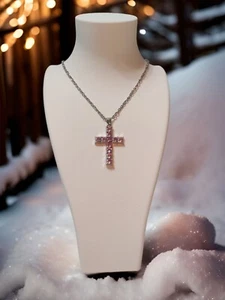Collana Pendente Croce Pietra Rosa - Foto 1 di 3