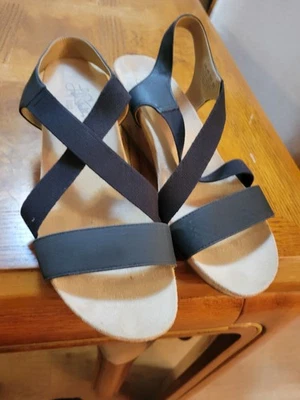 Sandalia elástica con tacón de cuña negra de Life Stride talla 9,5 M Foto 1 de 4