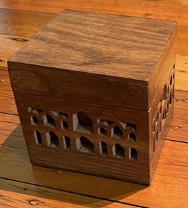 Carved wooden Jewellery/Trinket box - Foto 1 di 7