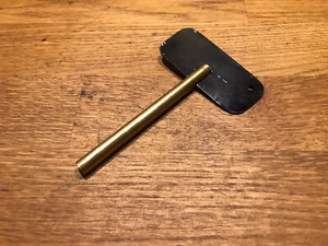 Clef pour moteur d'Alfa Roméo P2 CIJ Clé Key Schuco Chiave - Picture 1 of 3