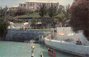 AK: BERMUDA, Herrenhaus Deepdene, Schwimmen am Bootshaus, 50er Jahre - Bild 1 von 2
