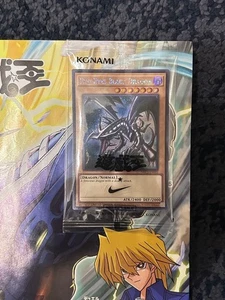 Yugioh Red-Eyes Black Dragon Promo NKC1-EN002 2025 Edición Limitada con Revista - Imagen 1 de 5