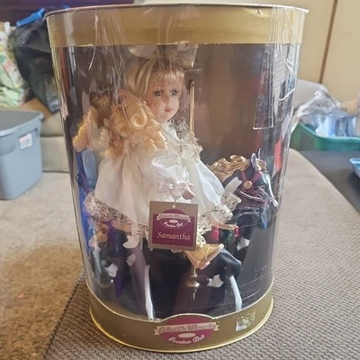 Boneca de porcelana colecionável Memórias “Samantha” em carrossel cavalo selada nova em folha - Imagem 1 de 4