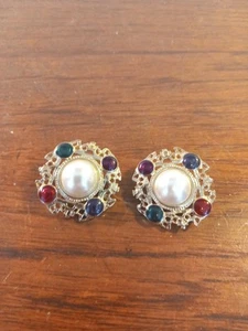 VINTAGE CLIP ON EARRINGS GOLDTONE METAL & FAUX STONES - Picture 1 of 12
