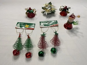 Juego De 7 Campanas Adornos Árbol De Navidad De Colección Algunos Nuevos Algunos Usados Y Broches - Imagen 1 de 7