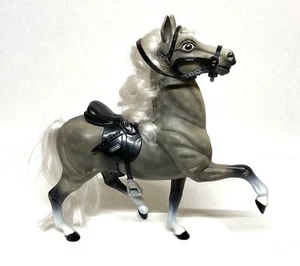 Juguete tradicional Breyer caballo gris moteado con silla de montar y brida - Imagen 1 de 11