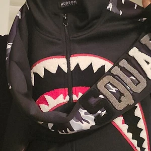 T-Shirt HUDSON Shark Mouth Jacke Neu ohne Etikett M SCHWARZ QUAD AM ÄRMEL. (A112) - Bild 1 von 6