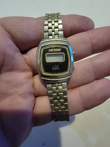 1980's Vintage NELSONIC Quartz Golden Silver Watch Wristwatch Digital LCD - Picture 1 of 5