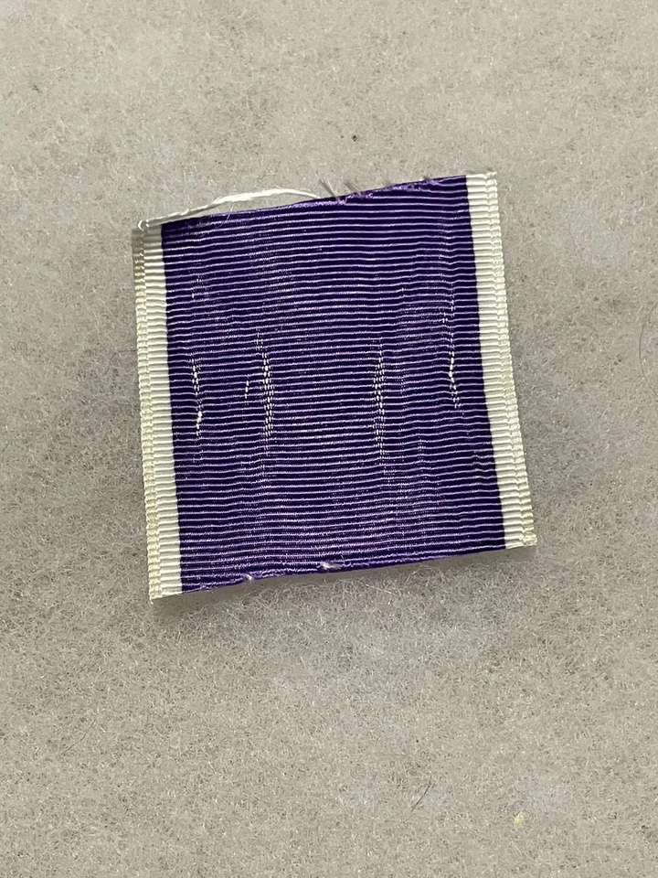 Franja de cinta de medalla corazón púrpura post-WWll EE. UU. - Sin medalla - Pin insignia premio  Foto 1 de 2