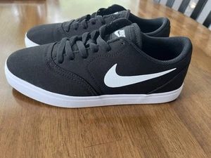 Women’s Nike SB Sneaker shoes Size 7.5 Y6 Black White Swoosh - Picture 1 of 6