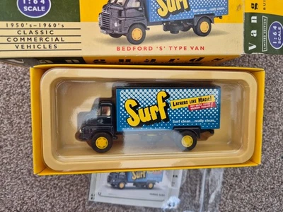Modello Diecast Corgi Vanguards Surf Bedford S Type Van 1/64 VA8002 In Scatola - Immagine 1 di 4