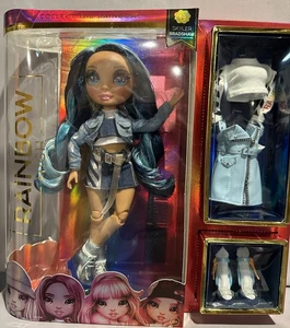 11" RAINBOW HIGH SERIE 1 MUÑECA SKYLER BRADSHAW NRFB tapa dañada - Imagen 1 de 9