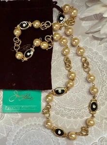 Collar Joan Collins Signature de perlas doradas y negras con detalles de diamantes de imitación - Imagen 1 de 8