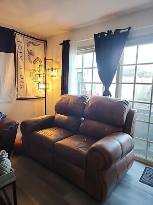 Loveseat de cuero marrón  Foto 1 de 4