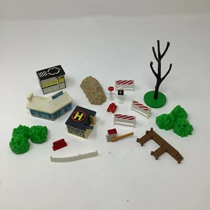 Lote de accesorios de tren Brio edificios señales de calles arbustos de árboles piezas de plástico - Imagen 1 de 9