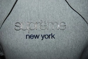 Supreme New York Kapuzen Hoodie mit Halogen Logo in gr. M - Bild 1 von 14