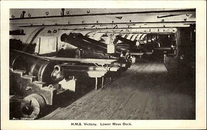 Foto postal de barco ~ 1940/50 HMS VICTORIA Gun`s Lower Mess Deck Canonen - Imagen 1 de 2