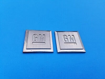 CADILLAC ESCALADE CHEVROLET TAHOE GM EMBLEMA LATERAL INSIGNIA SÍMBOLO CONJUNTO OEM (2011) Foto 1 de 3