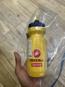 Supreme Bob Esponja Pantalones Cuadrados Botella Deportiva Especializada SS25 - Imagen 1 de 5