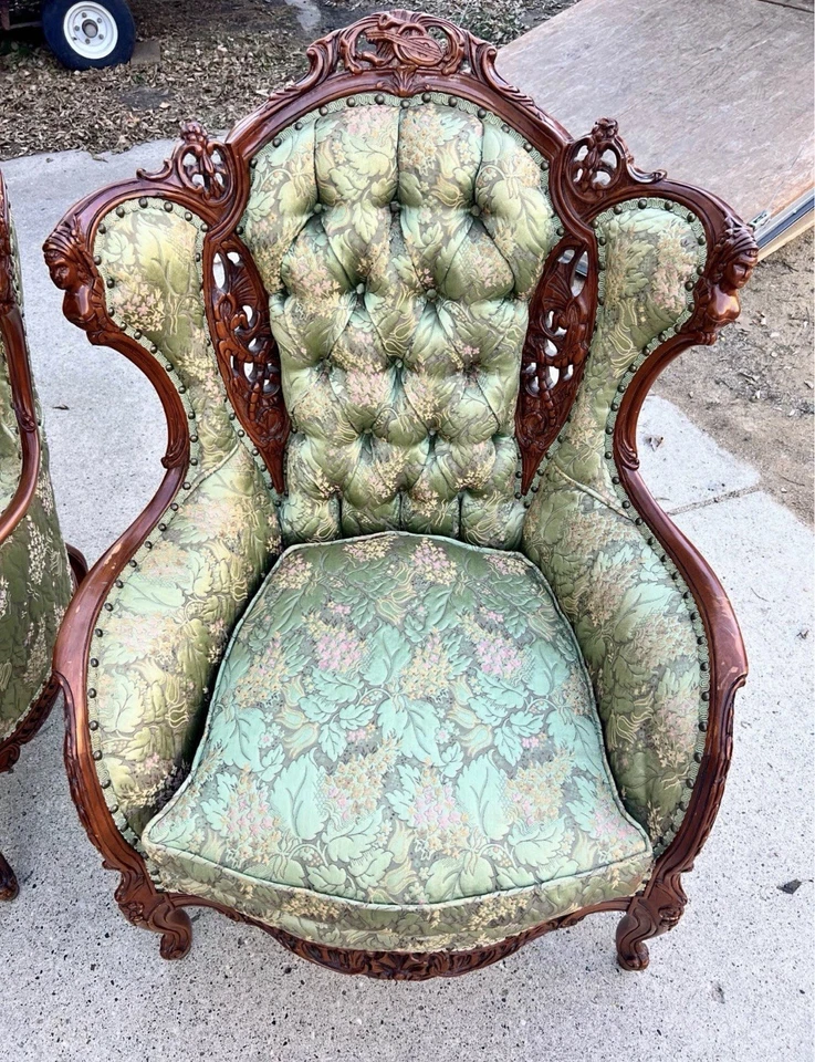 Par de sillas victorianas con respaldo de globo de renacimiento rococó - Juego antiguo de madera tallada Foto 1 de 4