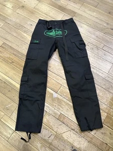 Talla M - Corteiz Guerillaz Cargo Logo - Negro/Verde - Imagen 1 de 10